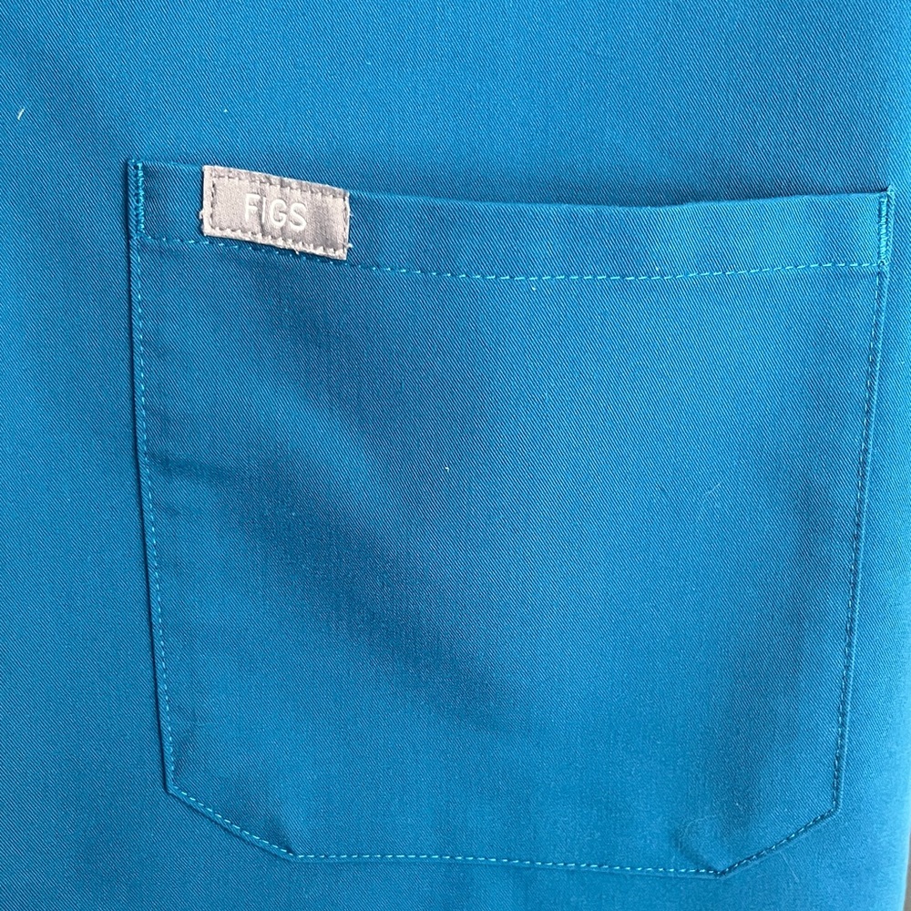 Figs women’s Catarina Short Sleeve V-Neck scrub top in Cool Blue - Picture 3 of 4